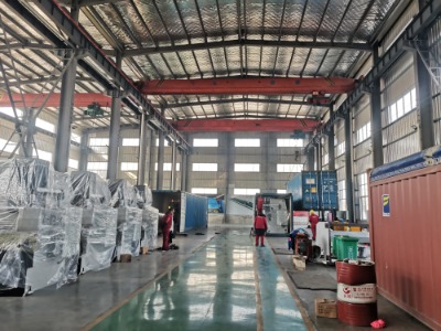 เครื่องดัดโค้งขนาดใหญ่นี้จัดการการชดเชยยอดสำหรับการโก่งตัวตลอดความยาวการดัดงอได้อย่างไร